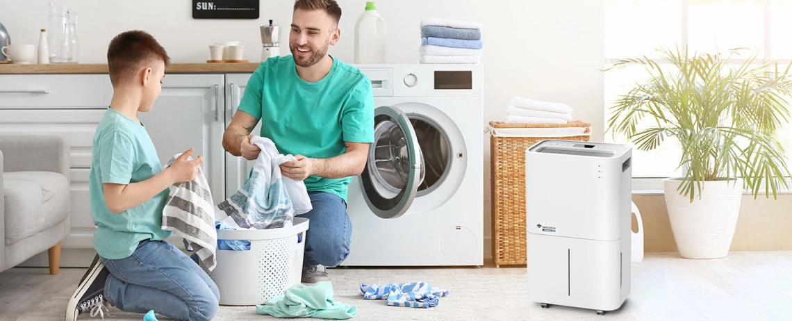 MyCond Roomer Eco 25 Vater und Sohn genießen die angenehme häusliche Umgebung.