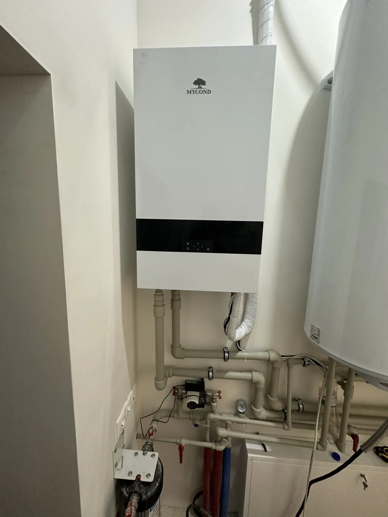 Freistehende Villa mit Mycond Split Wärmepumpen BeeHeat MHS-U14BH