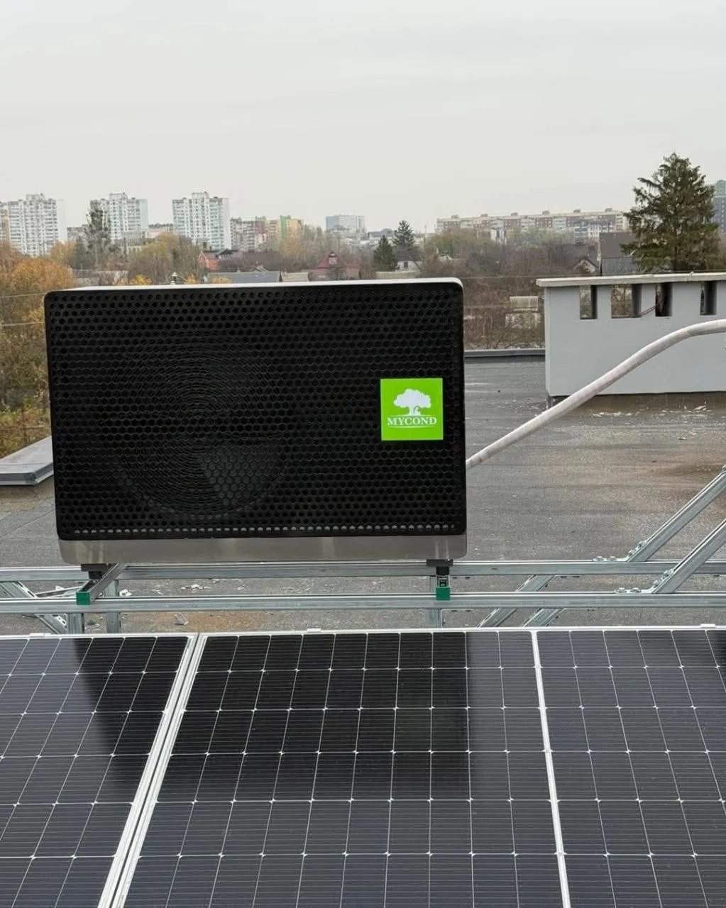 Kommerzielle Dachinstallation mit Mycond BeeSmart Wärmepumpe